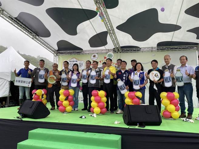 桃市府農業局與楊梅區公所合辦首屆「桃園鮮奶節」今開幕。（蔡明亘攝）