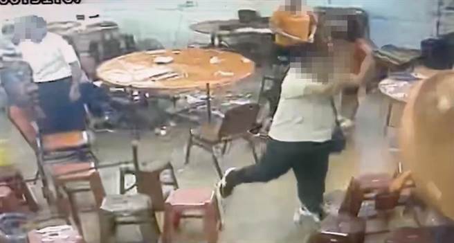 男客连翻4桌。（翻摄照片／高雄洪靖宜传真）