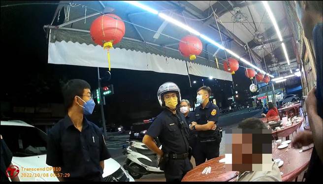 警方获报后赶到现场处理。（翻摄照片／高雄洪靖宜传真）
