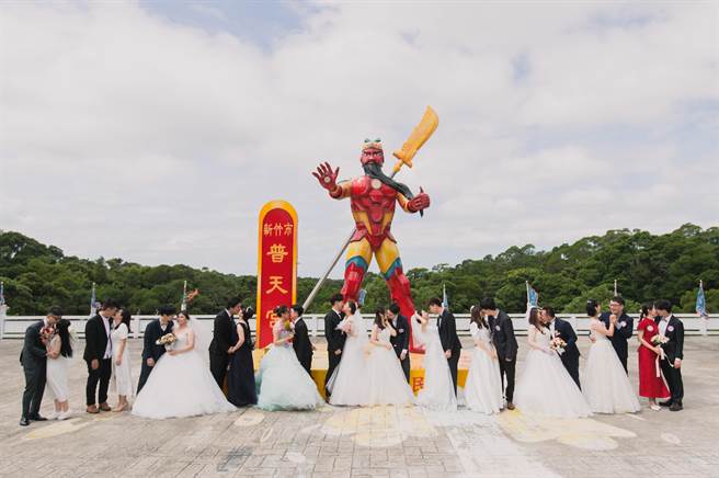 2022年新竹市民联合婚礼8日上午于新竹市普天宫举行，共12对新人互订终身。（新竹市政府提供／王惠慧新竹传真）