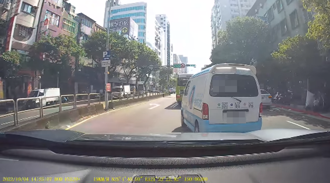 徐巧芯宣传车「鬼切2车道」，违规画面曝光！(翻摄脸书翻转台湾交通违规交流平台)
