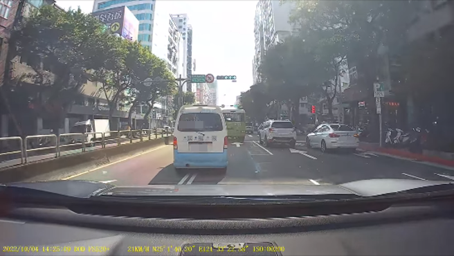 徐巧芯的宣传车从外侧车道往内连切两车道左转。(翻摄脸书翻转台湾交通违规交流平台)