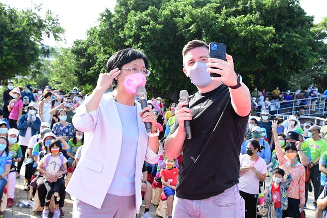 后疫情时代来临，彰化县政府为鼓励民眾多到户外活动，推出「卦山大纵走 彰化兜兜圈」活动，县府还找来网红小贝米浆Logan Beck站台。（县府提供／吴建辉彰化传真）