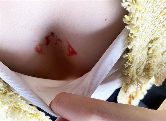 妙龄女收惊却遭摸胸，愤而提告私坛负责人。(民眾提供)
