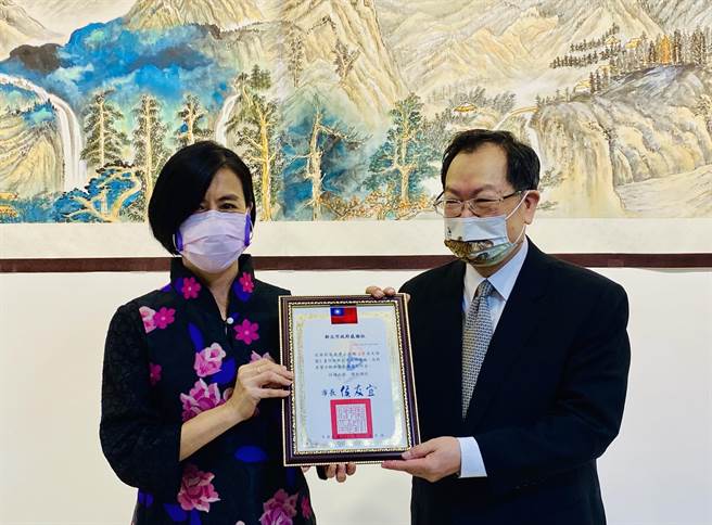 蔡俊章（右）致赠作品《平溪天灯图》予新北市，由新北市文化局副局长于玟（左）代表受赠。（新北市文化局提供／李奇叡新北传真）