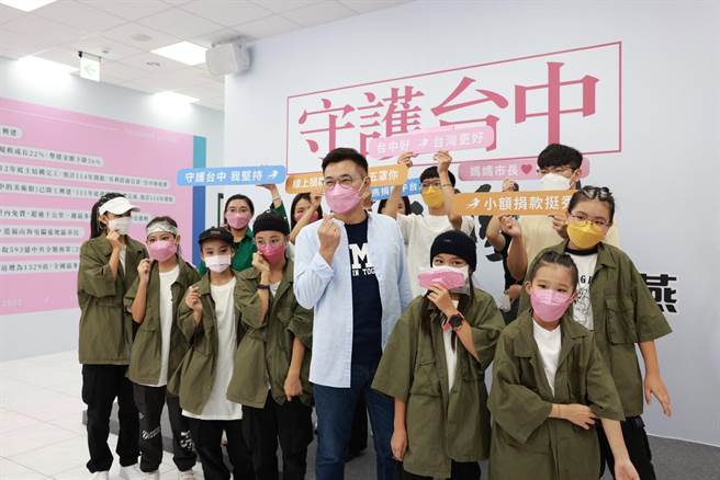 国民党台中市长参选人卢秀燕竞选总干事江启臣宣布，卢总部即日起提供线上小额捐款平台，民眾扫QR Code即可登入操作，捐款千元以上还可兑换燕子口罩。(卢总部提供)