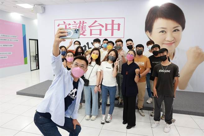 国民党台中市长参选人卢秀燕竞选总干事江启臣与卢秀燕支持者戴着燕子口罩玩自拍。(卢总部提供)