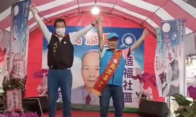 立委费鸿泰参加高添喜里长总部成立大会，亲自帮高里长披挂竞选彩带，预祝高票当选。（费鸿泰提供）