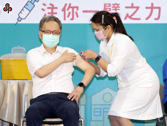 卫福部长薛瑞元1日带头接种流感疫苗。（姚志平／摄影）