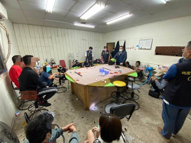 桃园市警方在观音一处偏僻民宅查获地下赌场。（翻摄画面／蔡明亘桃园传真）