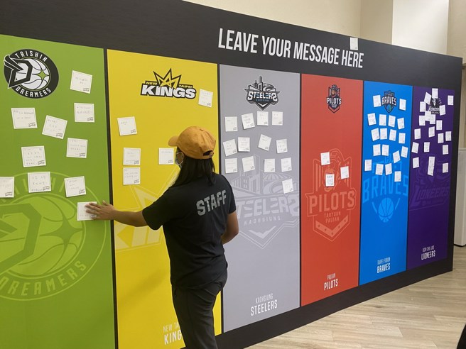 「眾志成城、萬眾一心」關卡上面開放給球迷寫小紙條給球員或球隊表達支持。(黃及人攝)