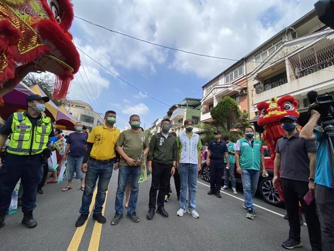 民进党提名台市长参选人蔡其昌上午到李天生大里竞选总部成立大会，受到支持者欢迎。（冯惠宜摄）