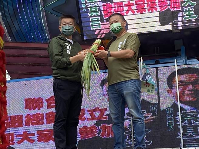 民进党提名台市长参选人蔡其昌上午到李天生大里竞选总部成立大会，为李天生送上寓意冻蒜的青蒜。（冯惠宜摄）