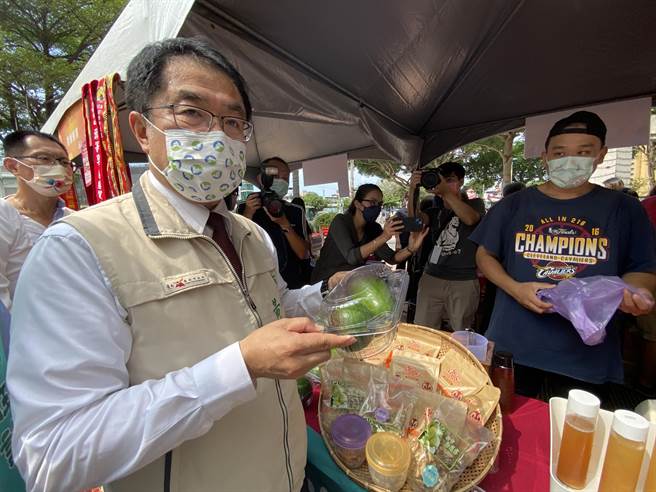 台南市长黄伟哲今天跑市集快闪发50元购物金。(曹婷婷摄)