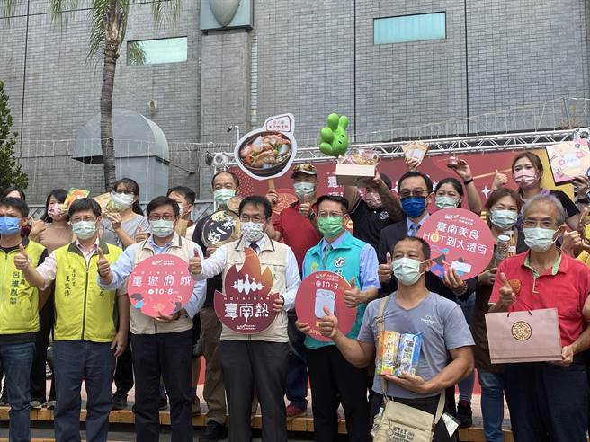 台南市长黄伟哲(前排左四)今天跑市集发50元购物金。(曹婷婷摄)