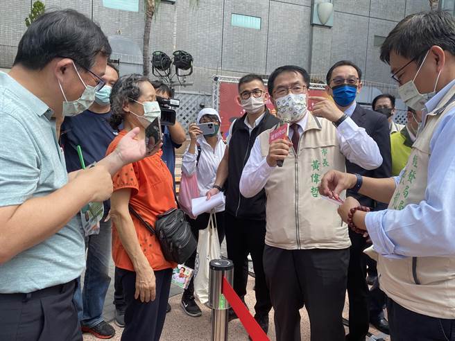 台南市长黄伟哲(右二)今天照跑市集发50元购物金。(曹婷婷摄)