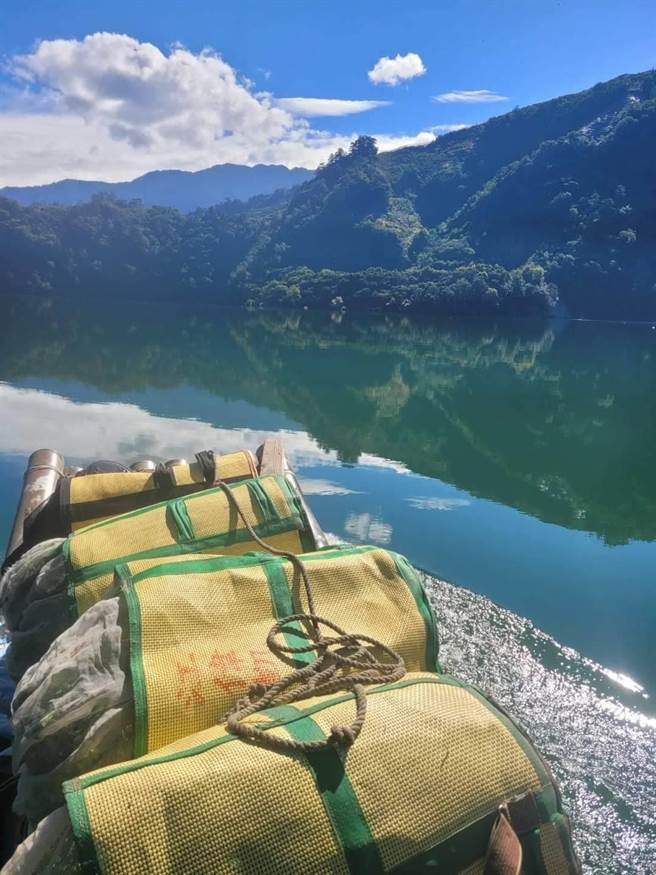 佳阳部落茶农为了把握制茶时间，近日将採收完的茶菁装袋后，以竹筏走水路从德基水库运至梨山制茶厂。（茶农陈专备提供／陈淑娥台中传真）