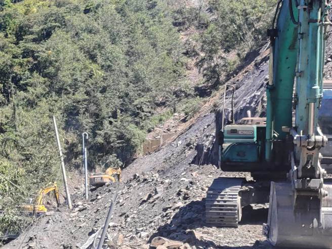 中横公路灵甫桥落石不断，11日起将封闭2周进行刷坡工程。（谷关工务段提供／陈淑娥台中传真）