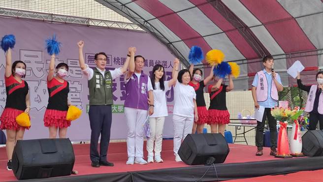 无党籍桃园市议员参选人张凯翔（左四）今天举办竞选总部、后援会成立大会，民进党桃园市长参选人郑运鹏（左三）到场声援。（赖佑维摄）