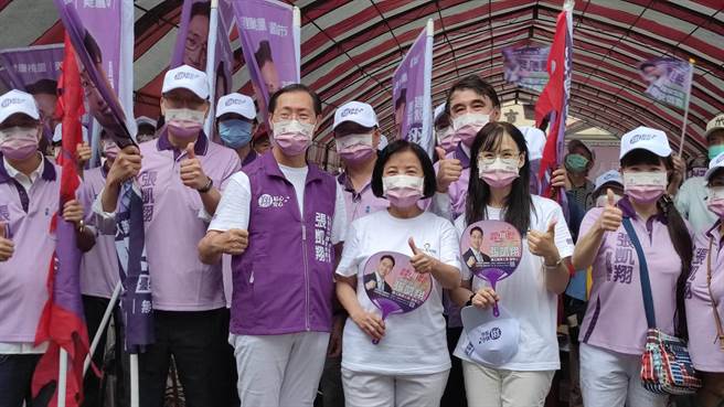 无党籍桃园市议员参选人张凯翔今天举办竞选总部、后援会成立大会，超过千人到场。（赖佑维摄）