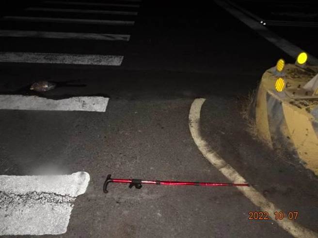 妇人过马路遭撞身亡，目击者说：当时视线昏暗。(警方提供)