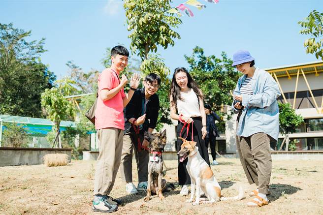 「吹狗螺音乐生活节」为全台第一个在动物收容所举办的音乐节，透过音乐表演、市集散策、动物体验等各式企划，吸引民眾前往地处偏远的动物收容所，更翻转社会对于收容所的负面想像，成功让收容所逐渐成为日常里宣导动物生命教育的重要场域。(高雄市农业局提供／ 林雅惠传真)