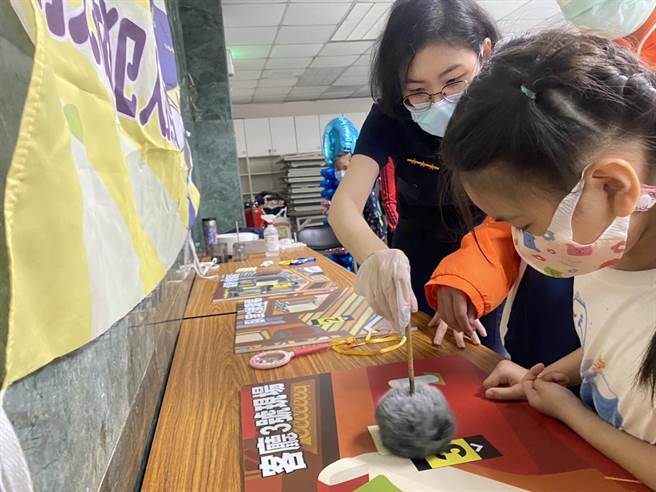 北市妇幼队举办职人特展，让小朋友亲身体验警察工作。（翻摄照片／林郁平）