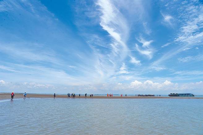 嘉义县府上月底于内政部营建署国土计画视讯会议中突然提出调整与云林的海域线，把外伞顶洲行政权之争搬上台面。（本报资料照片）