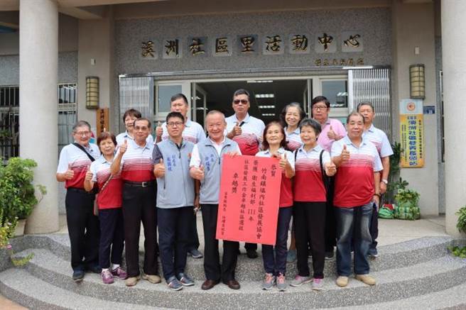 苗栗县4个社区发展协会荣获卫福部卓越社区奖，苗栗县长徐耀昌亲赴溪洲社区挂红榜庆贺。（苗栗县政府提供／谢明俊苗栗传真）