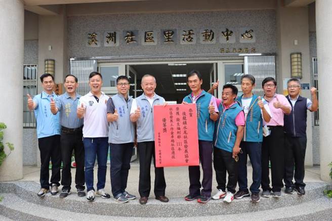 苗栗县后龙镇水尾社区发展协会荣获卫福部卓越社区绩效组优等奖，苗栗县长徐耀昌挂红榜庆贺。（苗栗县政府提供／谢明俊苗栗传真）