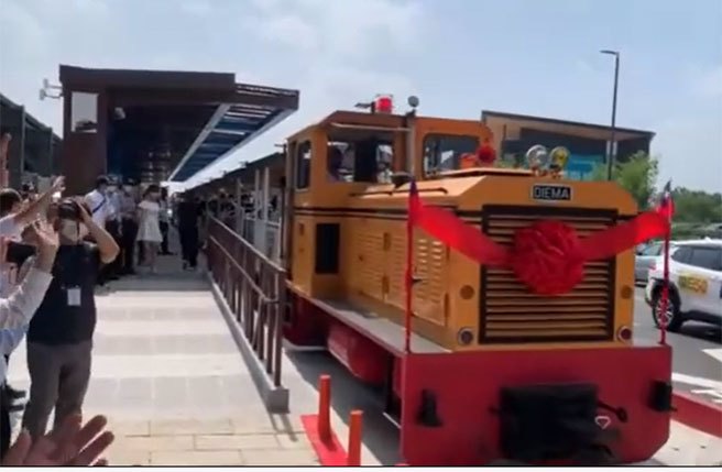 嘉义蒜头糖厂五分车延驶至高铁嘉义站今通车启用台糖即日起至明年9月底推出票价6折优惠，乘客还能持票根至蒜头糖厂冰店兑换17元冰棒1支，另明年1月底前，民眾凭当日票根至故宫南院参观，亦可享票价8折优待。(翻拍影片)