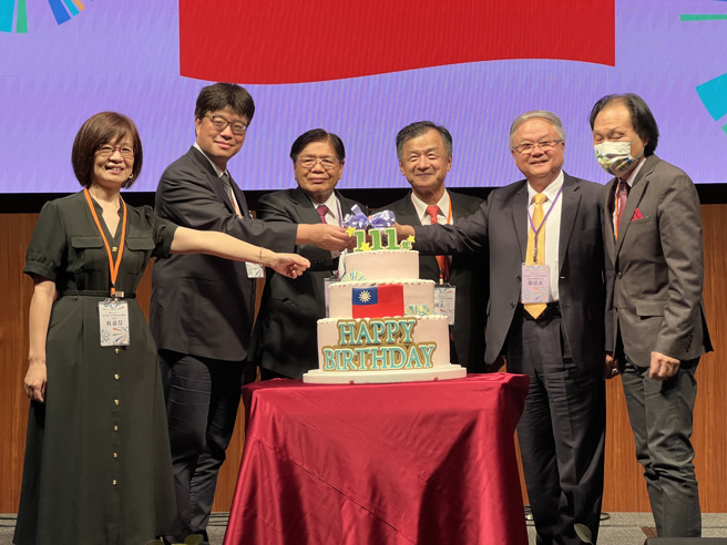 简廷在（右2）与陆委会主委邱太三（右3）、副主委邱垂正（左2）、杜嘉芬处长（左1）等嘉宾共识切国庆蛋糕。（摄影/王雅芬）