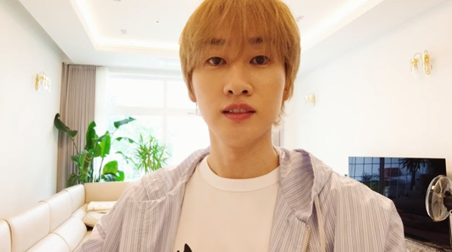 银赫更新频道影片，表示要将旧照片拿出来回忆。（图／翻摄自YouTube《일단은혁이 1LDAN EUNHYUKEE》）