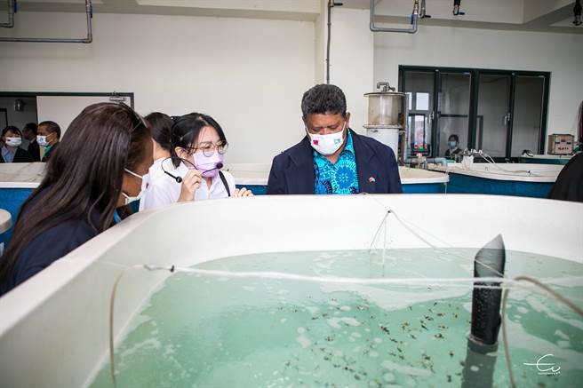 友邦帛琉国务部长艾古斯（图右）8日参访国立海洋大学，对智慧养殖及海洋资源等研究，表达浓厚兴趣。（国立海洋大学提供／张志康基隆传真）