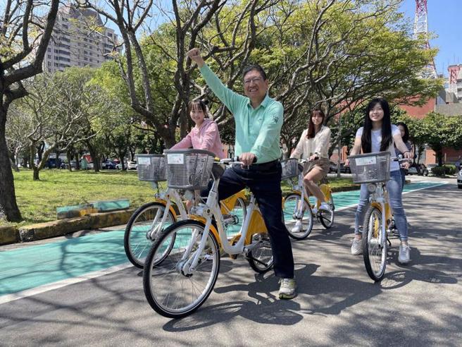 新竹縣政府8日起推出「YouBike集點趣、遊竹縣拿好禮」電子集點活動，縣長楊文科（前）邀請民眾踴躍參加，體驗新竹之美。（圖/ 中央社）