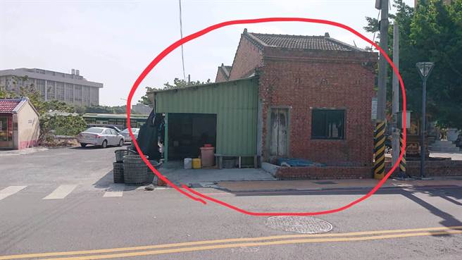 彰化鹿港福灵宫所有铁皮仓库占县地20年，今年9月接到县府公文要求拆除，但庙方认为库房所在地是福灵宫祖庙的位置，因此希望能够保留。(县府提供／吴建辉彰化传真)