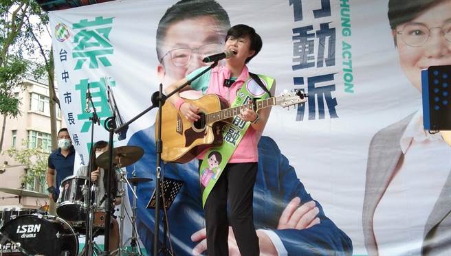 民進黨台中市北區市議員參選人陳俞融競選總部成立，陳俞融還獻唱了兩首歌曲，展現出年輕人的活力。（陳俞融提供／馮惠宜台中傳真）