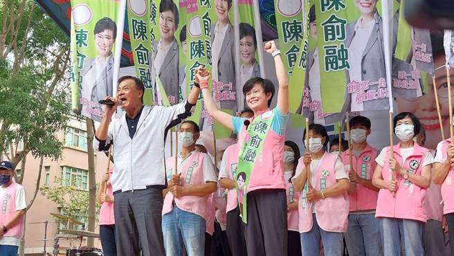 民進黨台中市北區市議員參選人陳俞融競選總部成立，前立法院長蘇嘉全陪同陳俞融進場，獲得支持者熱情的歡呼。（陳俞融提供／馮惠宜台中傳真）
