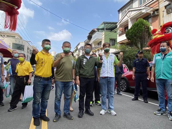 民進黨提名台市長參選人蔡其昌上午到李天生大里競選總部成立大會，受到支持者歡迎。（馮惠宜攝）
