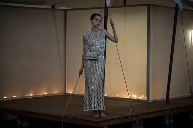 BRUNELLO CUCINELLI 2023春夏系列加入网眼设计，形塑夏季透明感。（BRUNELLO CUCINELLI提供）