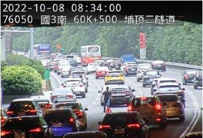 今日上午8点多国3南向60.8公里中内线2小客车追撞事故(高公局提供)