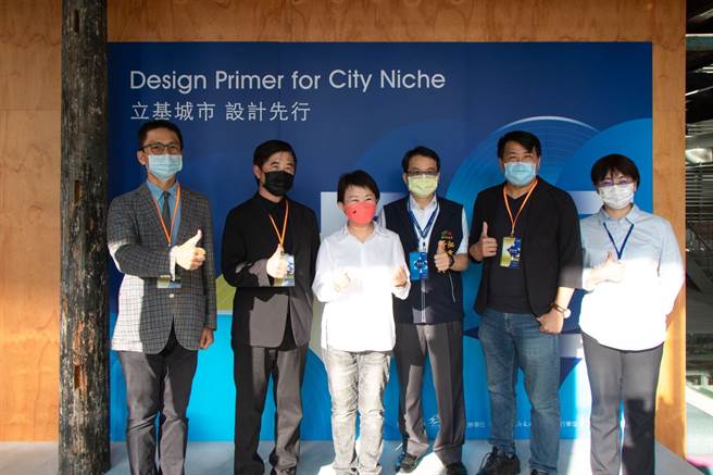 台中市府在市定古蹟台湾府儒考棚x中岛GLAb举办「2022设计导入市政分享座谈」活动，市长卢秀燕强调(左三)，盼让城市「美还要再更美」。(中市府提供)