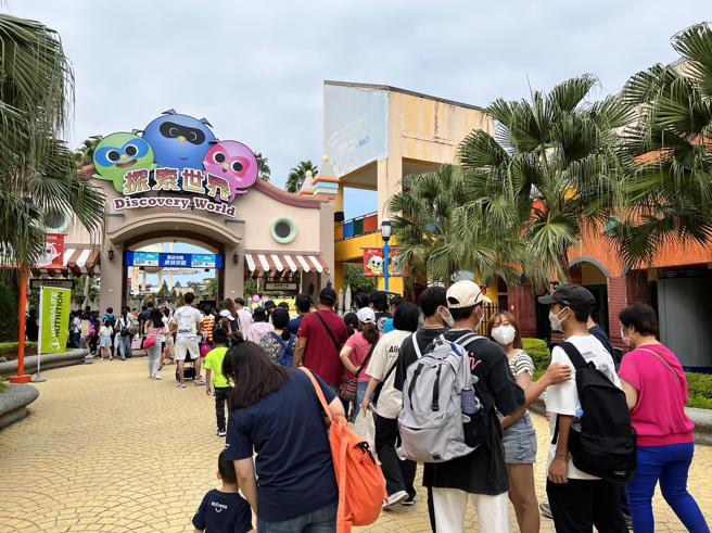 丽宝乐园推出乡亲月99元的超杀优惠，乐园在国庆连假首日就涌现人潮。（丽宝乐园渡假区提供）