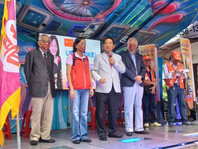 親民黨主席宋楚瑜（圖左三）8日上午為親民黨籍的基隆市議員參選人楊秀玉（圖左二）站台，但對於是否為黃珊珊站台，仍未鬆口。（張志康攝）