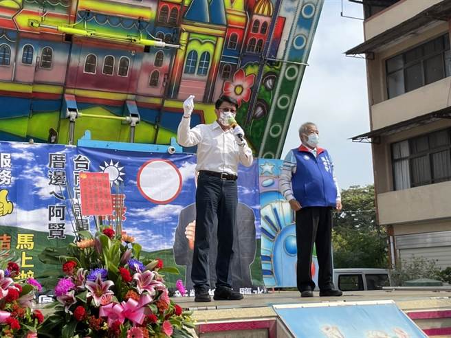 台南第一选区议员张世贤成立竞选总部，市长参选人谢龙介到场力挺。（李俊淇摄）