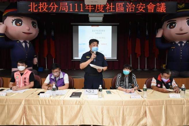 分局長陳炯志向居民說明治安狀況。（警方提供）