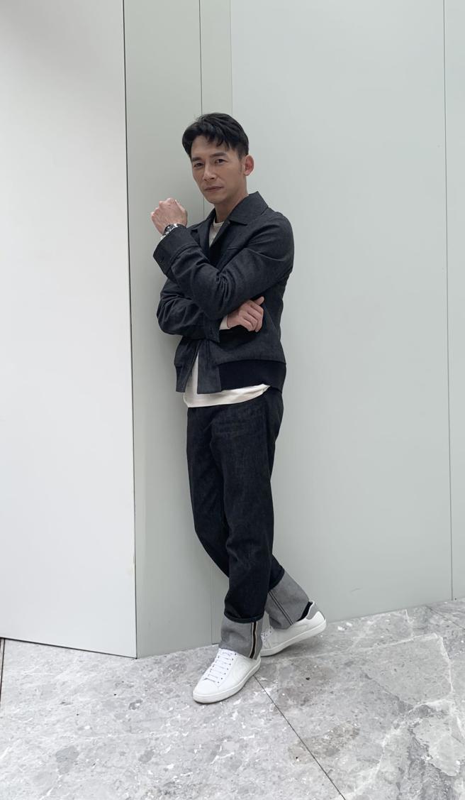 温升豪演绎Peter Wu 2022秋冬系列，深单寧飞行夹克3万6280元、peter wu 石灰白crew上衣6580元、peter wu 深单寧日本单寧长裤1万9640元。（Peter Wu提供）