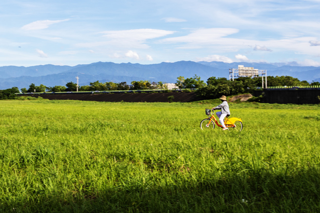 县府规画5条YouBike推荐骑乘主题路线，推出「YouBike集点趣 游竹县拿好礼」电子集点活动，民眾完成主题路线集点，就可兑换手套、偏光太阳眼镜等骑行装备。（罗浚滨摄）