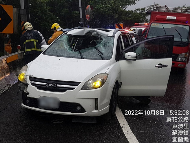 台9线119公里处8日下午3时许发生落石崩落，砸中轿车的事故。（翻摄自脸书《以苏花公路即时路况为主的平台》）