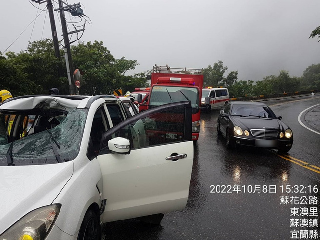 台9线119公里处8日下午3时许发生落石崩落，砸中轿车的事故。（翻摄自脸书《以苏花公路即时路况为主的平台》）